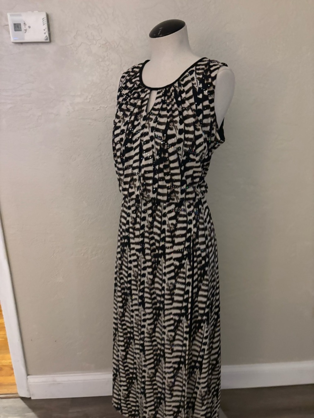 Sleeveless R& M Richard’s Black and White Printed Maxi Dress - Picture 4 of 11